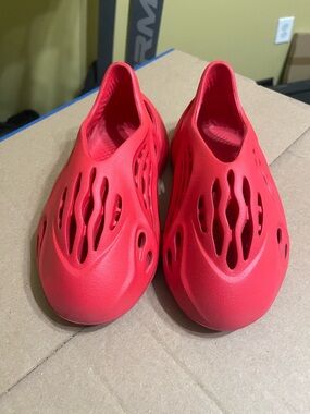 Red Foam Runners – Big Kids Size 4